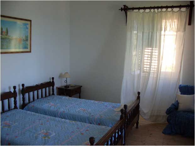 Pink House: Twin bedroom